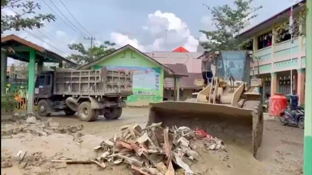 Polri menunjukkan komitmen dalam pemulihan pascabencana dengan membantu pembersihan fasilitas pendidikan terdampak banjir di Kabupaten Aceh Tamiang, Aceh. (dok Istimewa)