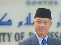 Profil Prof. Dr. K.H. Amal Fathullah Zarkasyi, Pimpinan Pondok Modern Gontor