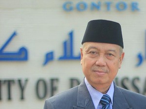 Profil KH Amal Fathullah Zarkasyi, Pemimpin Pondok Darussalam Gontor