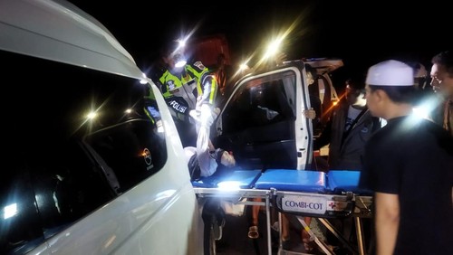 Proses evakuasi korban kecelakaan maut yang menewaskan seorang ibu dan anaknya di Jalan Denpasar-Gilimanuk, Desa Yehembang Kangin, Kecamatan Mendoyo, Jembrana, Bali, Sabtu (3/1/2026). (Foto: Polres Jembrana)