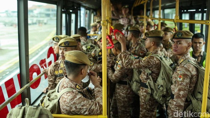 1.338 praja Institut Pemerintahan Dalam Negeri (IPDN) beserta bantuan logistik diberangkatkan menggunakan armada Lion Group dari Bandara Soekarno-Hatta, Tangerang, Sabtu (3/1/2026).