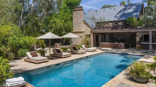 Rumah Lama George Clooney di LA Rumah Lama George Clooney di Los Angeles, California, yang telah dijual seharga Rp 242 miliar.