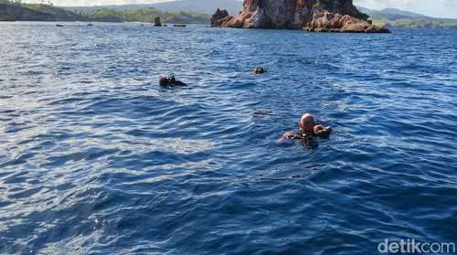 Sejumlah penyelam melakukan pencarian korban tenggelam kapal pinisi Putri Sakinah di perairan Pulau Padar, TN Komodo, Sabtu (3/1/2026).
