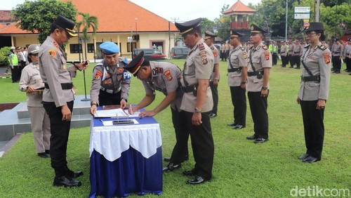 Serah terima jabatan (sertijab) pejabat utama dan Kapolsek jajaran dipimpin langsung Kapolres Buleleng AKBP Ida Bagus Widwan Sutadi, Sabtu (3/1/2026).
