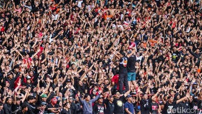 Sorak Jakmania Iringi Malam Kemenangan Persija