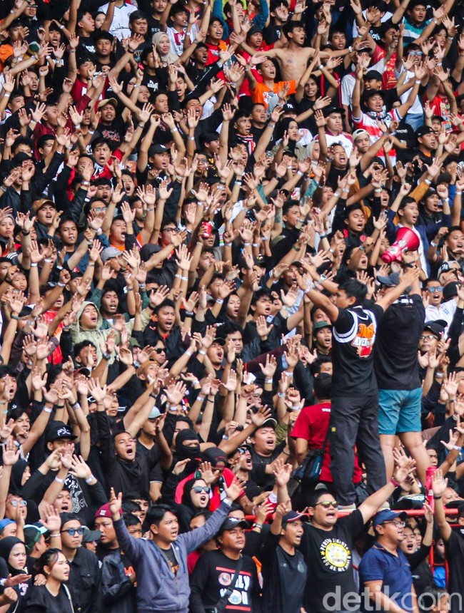 Sorak Jakmania Iringi Malam Kemenangan Persija