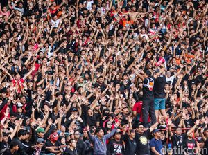 Sorak Jakmania Iringi Malam Kemenangan Persija