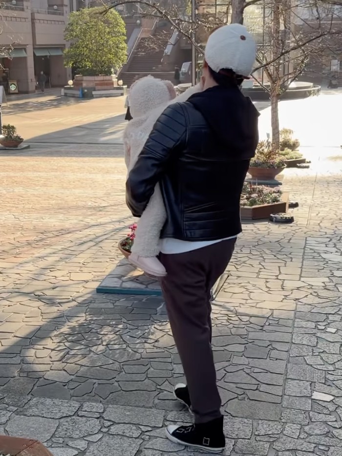 Syahrini dan Reino Barack mengejar Baby R yang gak bisa diam.