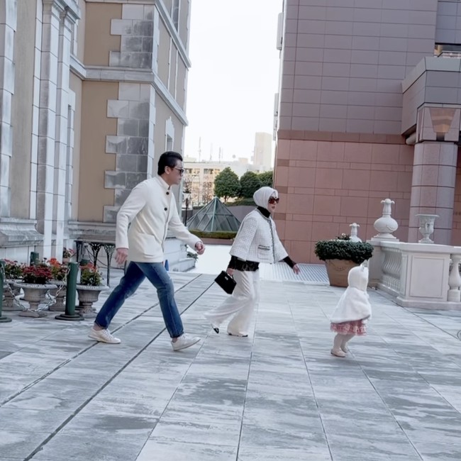 Gemas... Baby R Lari-lari, Syahrini dan Reino Barack Kejar Terus