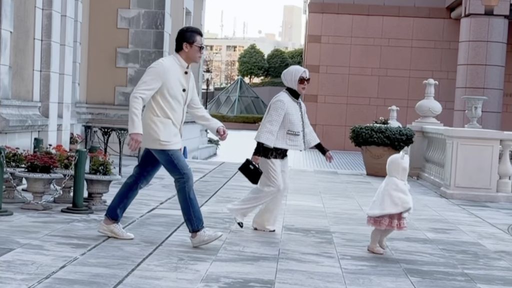 Gemas... Baby R Lari-lari, Syahrini dan Reino Barack Kejar Terus