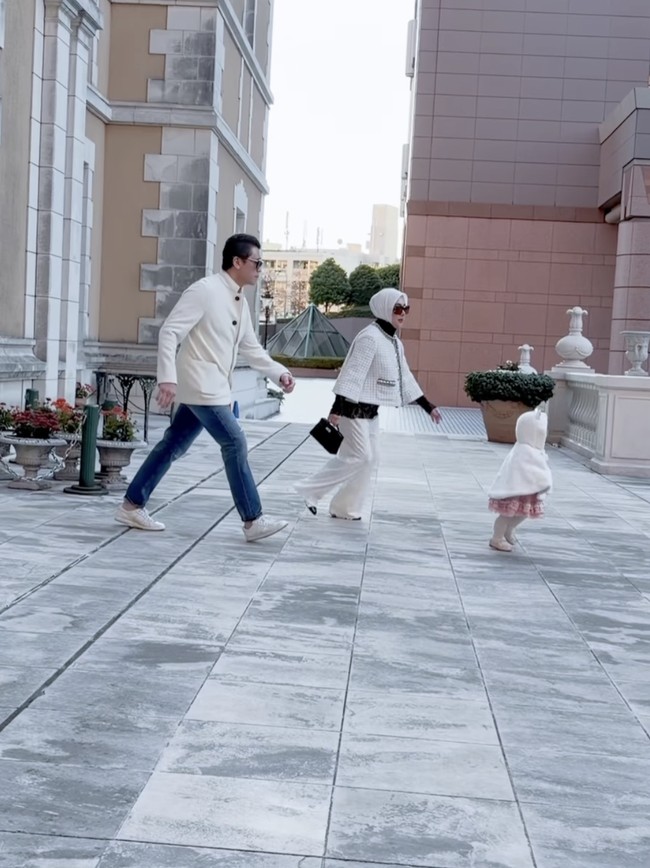 Gemas... Baby R Lari-lari, Syahrini dan Reino Barack Kejar Terus