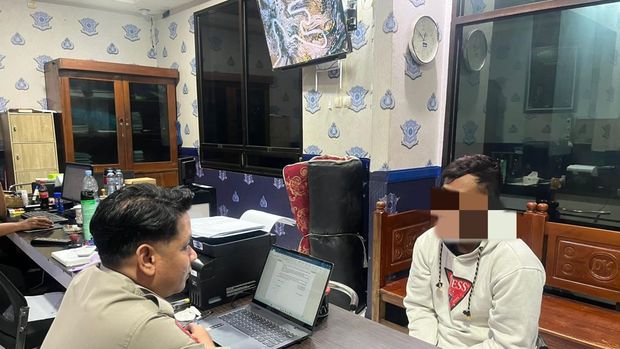 Tabrak lari di Blitar. Sopir truk sudah diamankan. Tabrak lari di Blitar. Sopir truk sudah diamankan.