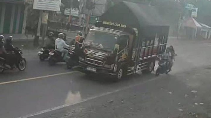 Sopir Truk Tabrak Lari Pemotor di Blitar Diringkus Saat Jenguk Korban