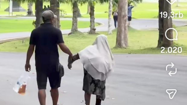 Tangkapan Layar Pengunjung lansia saat berjalan di kompleks Candi Borobudur, Kabupaten Magelang, Kamis (1/1/2026).