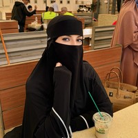 Tasya Farasya Tampil Syari Pakai Cadar saat Umrah, Tas Hermes Curi Atensi