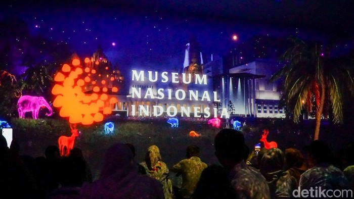 Ruang ImersifA di Museum Nasional tampak dipadati pengunjung pada Sabtu (3/1/2026). Wahana ini menawarkan pengalaman edukasi berbasis teknologi imersif.