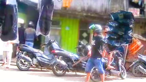 Terduga pelaku, IK, terekam dalam CCTV membawa sebilah parang yang kini menjadi barang bukti. (tangkapan layar) Terduga pelaku, IK, terekam dalam CCTV membawa sebilah parang yang kini menjadi barang bukti. (tangkapan layar)