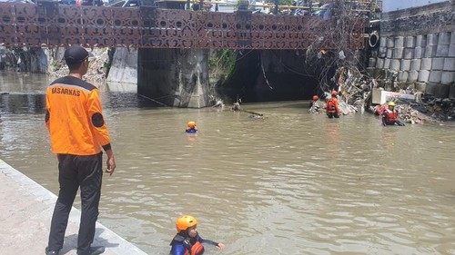 Tim SAR gabungan melakukan operasi pencarian seorang pria yang hanyut saat memancing ikan di aliran sungai Tukad Badung, Denpasar, Bali, Sabtu (3/1/2026). (Foto: Kantor SAR Denpasar)