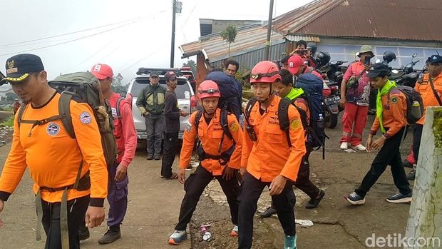 Tim SAR Gabungan melanjutkan pencarian terhadap pendaki bernama Syafiq Ridhan Ali Razan (18) yang hilang di Gunung Slamet, Pemalang, Sabtu (3/1/2026). Tim SAR Gabungan melanjutkan pencarian terhadap pendaki bernama Syafiq Ridhan Ali Razan (18) yang hilang di Gunung Slamet, Pemalang, Sabtu (3/1/2026).