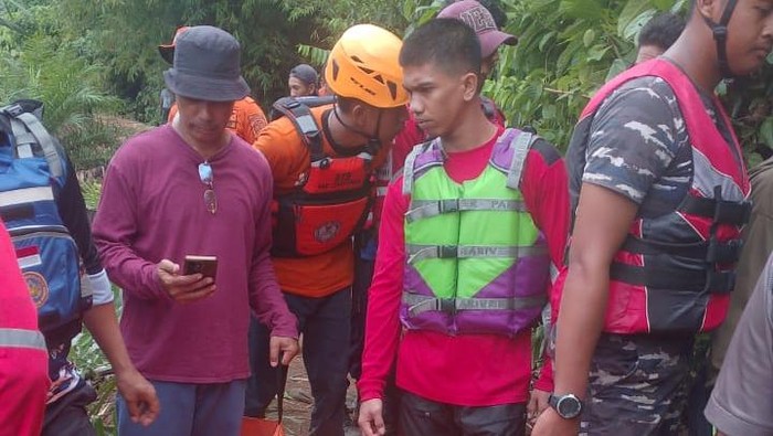 Tim SAR menemukan jasad lansia yang hilang di sungai Luwu Timur.