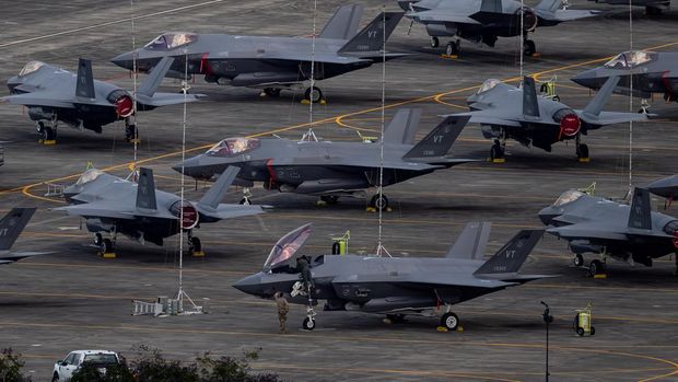 Personnel work on a U.S. Air Force F-35 Lightning II fighter jet parked on the tarmac at the former Roosevelt Roads naval base, amid tensions between the administration of U.S. President Donald Trump and the government of Venezuelan President Nicolas Maduro, in Ceiba, Puerto Rico, January 2, 2026. REUTERS/Eva Marie Uzcategui