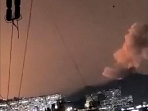 Kepulan asap membubung tinggi saat terjadi beberapa ledakan di dini hari, di Caracas, Venezuela, 3 Januari 2026. Reuters