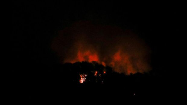 Smoke rises near Fort Tiuna, a military zone, during a full blackout, following explosions and loud noises, amid rising tensions between administrations of U.S. President Donald Trump and Venezuelan President Nicolas Maduro, in Caracas, Venezuela, January 3, 2026.  REUTERS/Leonardo Fernandez Viloria     TPX IMAGES OF THE DAY     REFILE - QUALITY REPEAT