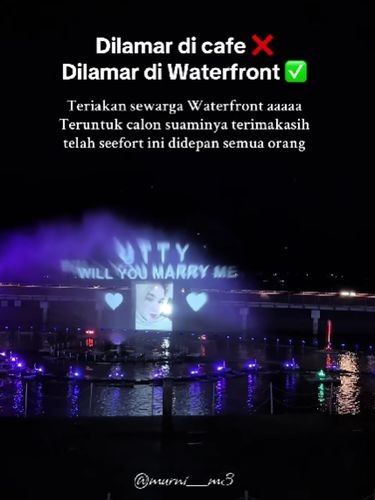 Viral! Momen romantis pria melamar kekasihnya pakai layar air di Waterfront Danau Toba. Aksi ini sukses bikin publik ikut baper.