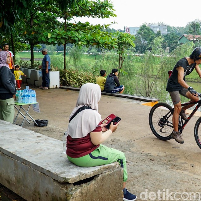 Warga Isi Libur dengan Olahraga dan Nyantai di Waduk Brigif