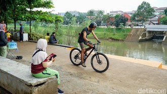 Warga Isi Libur dengan Olahraga dan Nyantai di Waduk Brigif