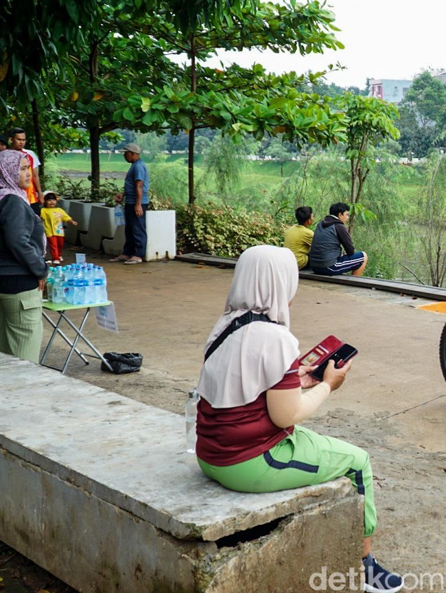 Warga Isi Libur dengan Olahraga dan Nyantai di Waduk Brigif