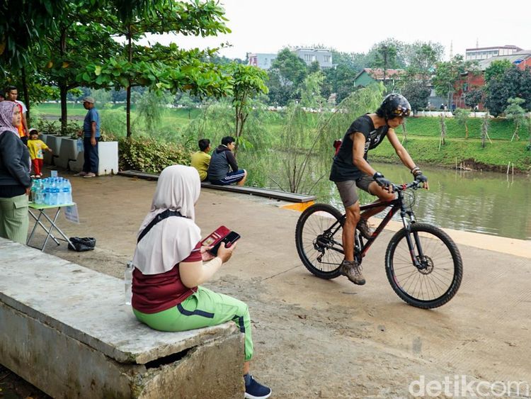 Warga Isi Libur dengan Olahraga dan Nyantai di Waduk Brigif
