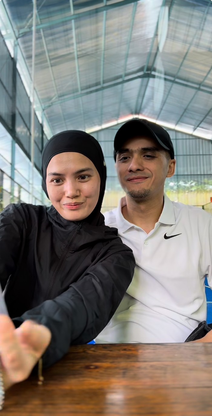 12 Tahun Menikah, Ricky Harun dan Herfiza Kompak Kulineran Serasa Food Vlogger