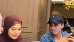 12 Tahun Menikah, Ricky Harun dan Herfiza Kompak Kulineran Serasa Food Vlogger