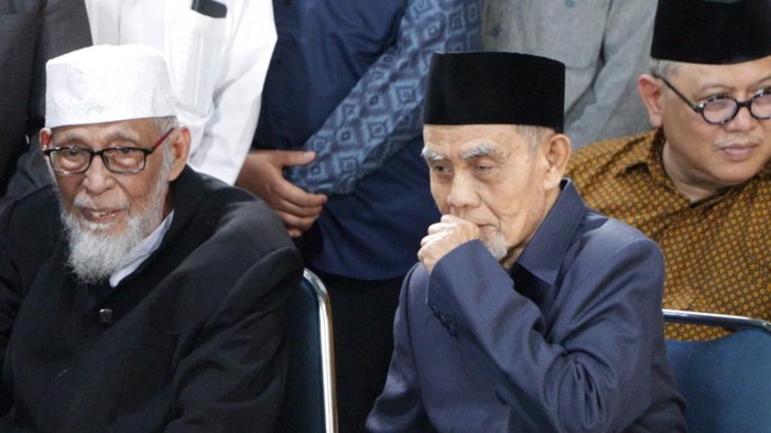 Abu Bakar Baasyir duduk bersama KH Hasan Abdullah Sahal saat hadiri pemakaman KH. Amal Fathullah Zarkasyi di Gontor, Ponorogo