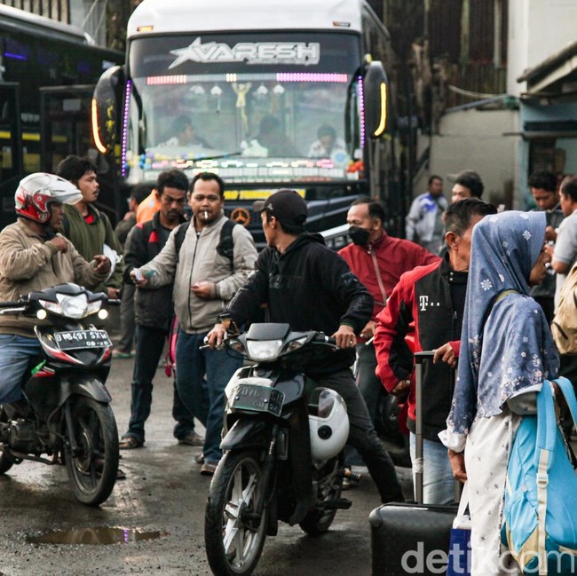 Akhir Libur Nataru, Terminal Pondok Pinang Dipadati Penumpang