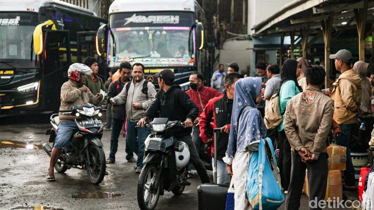 Akhir Libur Nataru, Terminal Pondok Pinang Dipadati Penumpang