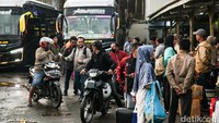 Terminal Bayangan Pondok Pinang, Jakarta, dipadati penumpang pada hari Minggu (4/1/2026). Suasana terminal ramai di hari terakhir libur Natal dan tahun baru (Nataru).