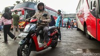 Hari ini merupakan hari terakhir di periode libur panjang Nataru, di mana sebagian masyarakat juga mengambil cuti tambahan di luar cuti bersama. 