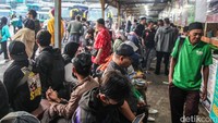 Penumpang yang tiba dan hendak berangkat dari Jakarta hilir mudik bergantian di terminal Pondok Pinang. 