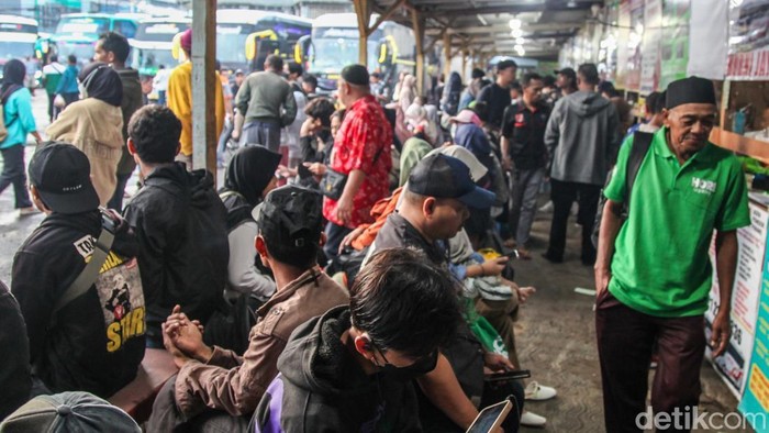 Terminal Bayangan Pondok Pinang, Jakarta, dipadati penumpang pada hari Minggu (4/1/2026). Suasana terminal ramai di hari terakhir libur Natal dan tahun baru (Nataru).