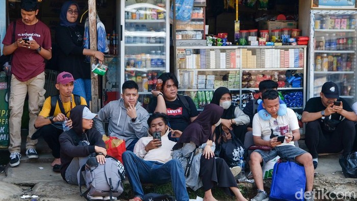 Terminal Bayangan Pondok Pinang, Jakarta, dipadati penumpang pada hari Minggu (4/1/2026). Suasana terminal ramai di hari terakhir libur Natal dan tahun baru (Nataru).
