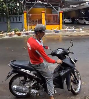 Wow! Aksi Tukang Batagor Antar 12 Mangkuk Naik Motor Bikin Netizen Heran