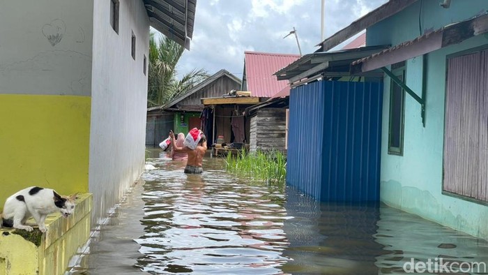 Banjir di Kabupaten Banjar mencapai tinggi paha orang dewasa pada Minggu (4/1/2026).