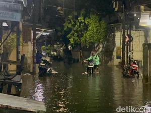 Banjir Surabaya Bikin Warga Kangen Kepemimpinan Risma