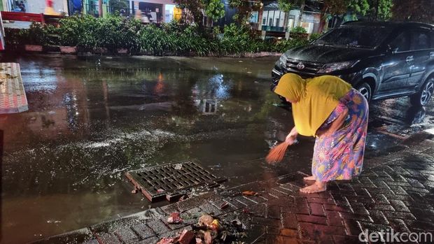 Banjir di Simo Kalangan Surabaya Banjir di Simo Kalangan Surabaya surut meski demikian warga mengeluh karena sudah jadi langganan sejak tahun 2014