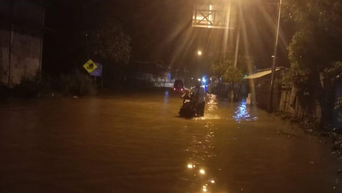 Banjir Rendam Kota Sampang, Arus Lalu Lintas Lumpuh