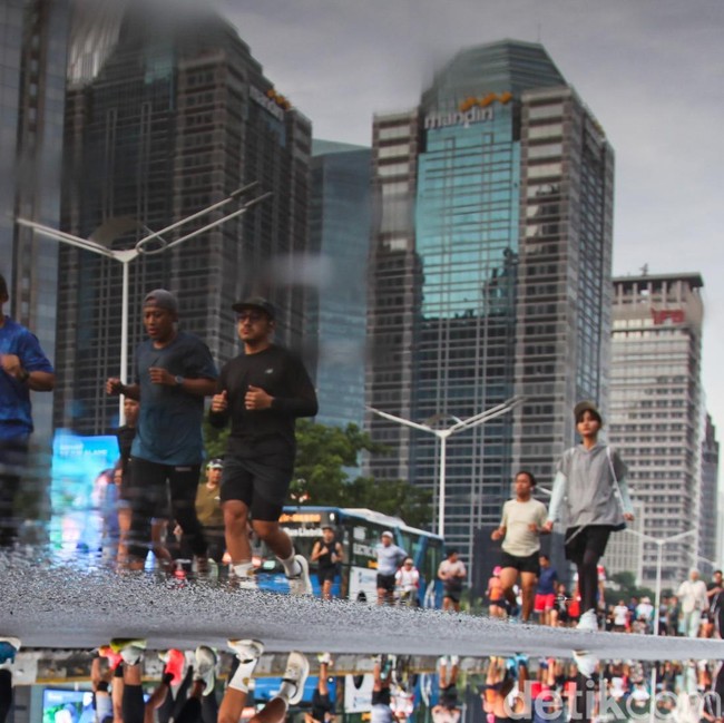 CFD Perdana 2026, Warga Padati Sudirman untuk Berolahraga