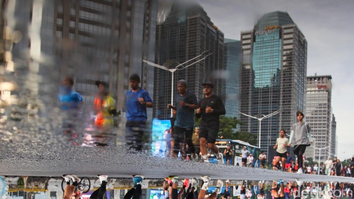 Warga berolahraga saat Car Free Day (CFD) di Jalan Jenderal Sudirman, Jakarta, Minggu (4/1/2026), mengawali aktivitas sehat di awal tahun.