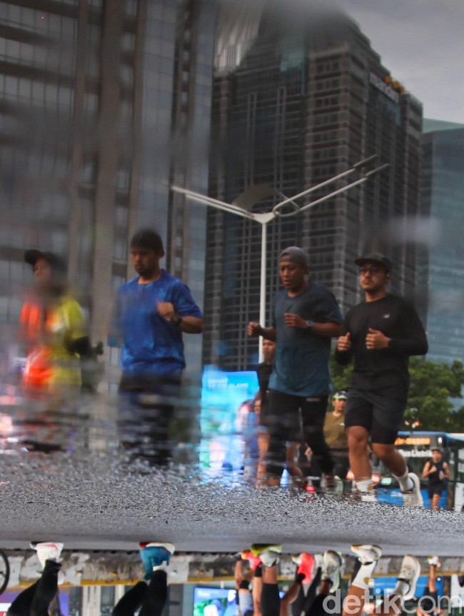 CFD Perdana 2026, Warga Padati Sudirman untuk Berolahraga